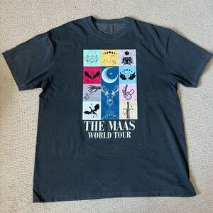 Sarah J Maas World Tour Tee - Black size XL